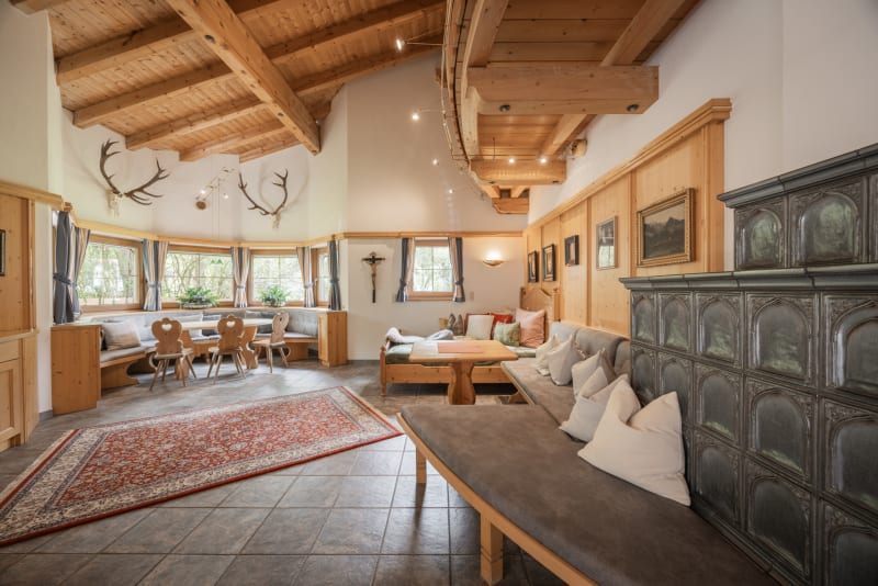 Landhaus Moritz – séjour avec poêle en faïence, banquette et coin repas – Leutasch, Tyrol
