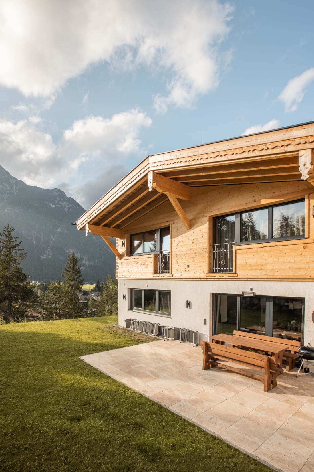 Terrasse eines Wilderer Chalets mit Bergblick