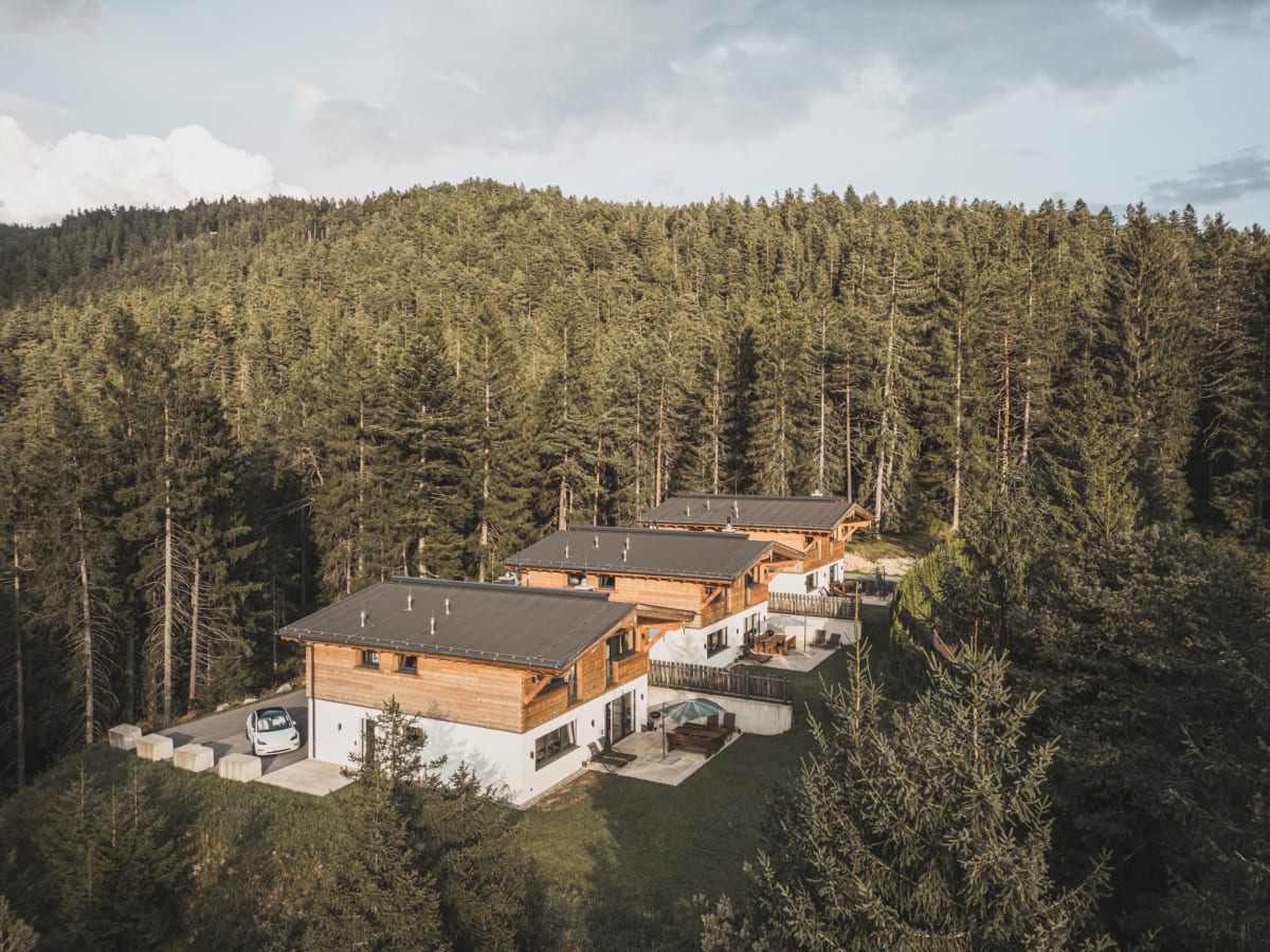 Kolme Wilderer Chalet'ta Leutaschin metsän laidalla