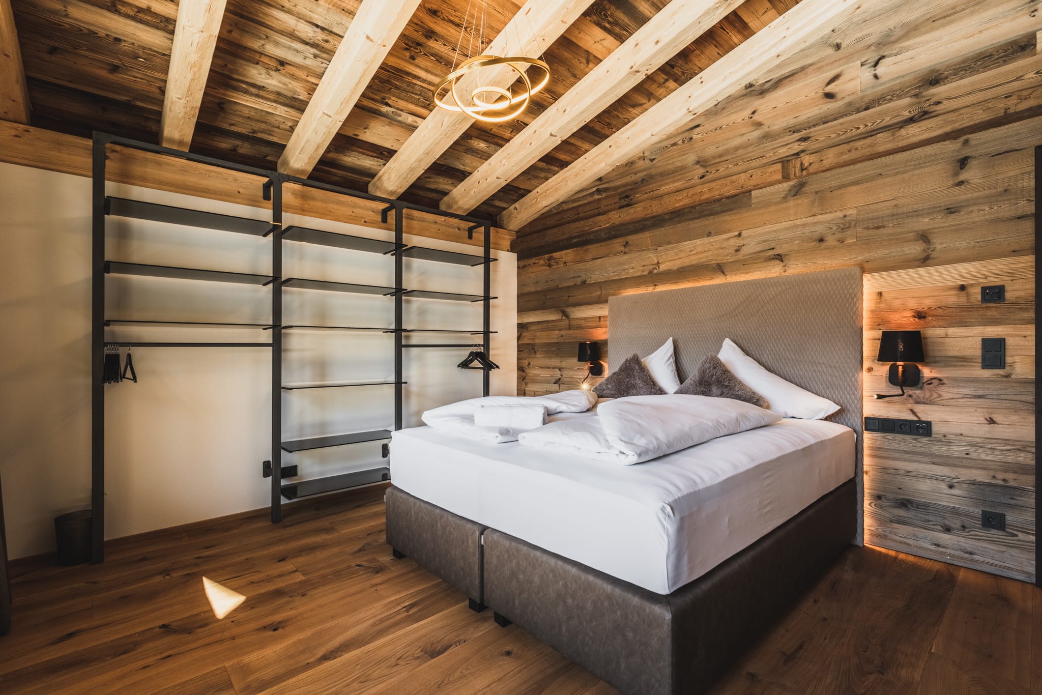 Lichte slaapkamer in het Wilderer Chalet Leutasch Tirol