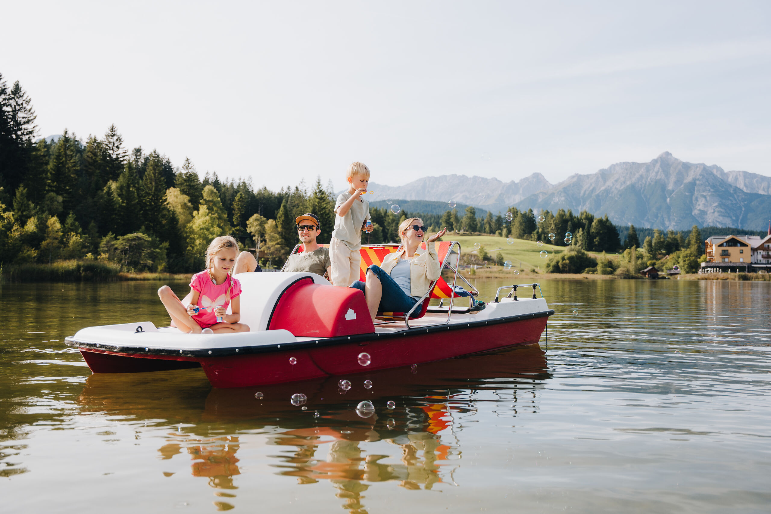 Tretbootfahren auf dem Wildsee: der perfekte Familientag in Seefeld