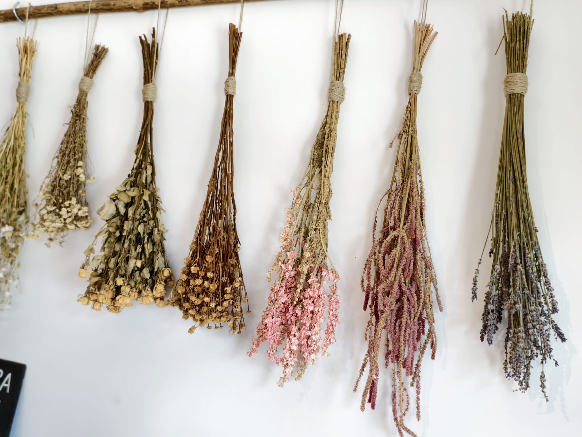 Hylder i HUKL-bondegårdsbutikken i Leutasch med regionale produkter