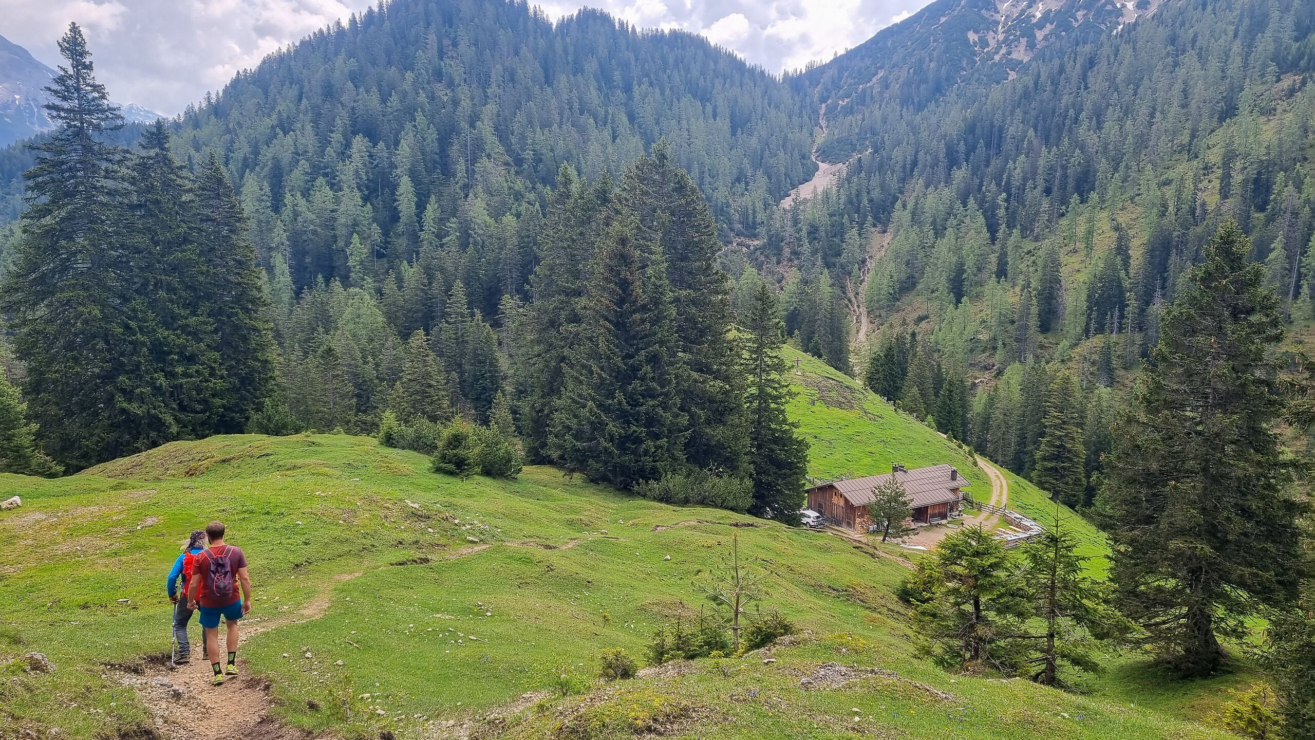 Oberbrunnalm med turgåere i Erlspitz-gruppen – autentisk hytte i Karwendel