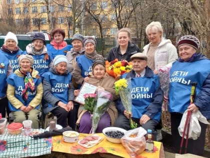 Депутаты горсовета поздравили ветерана
