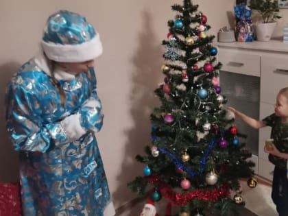 Волонтеры поздравили ветеранов и детей из семей мобилизованных смолян с Новым годом