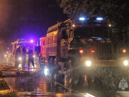 Пожар в частном доме в Смоленском районе тушили 17 огнеборцев