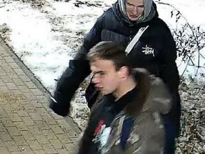 В Смоленске вандалы разрисовали граффити остановки и лавочку на улице Соболева