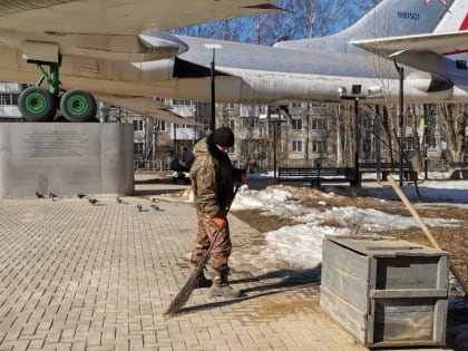 В Смоленске коммунальщики активизировали уборку от пыли и песка