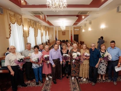 Глава Смоленска вручил награды «За любовь и верность»