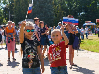 В Смоленске с размахом празднуют День Государственного флага