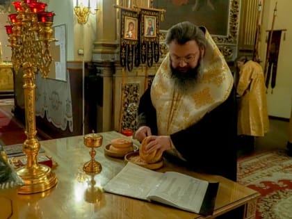 Митрополит Исидор совершил Всенощное бдение в Свято-Успенском кафедральном соборе