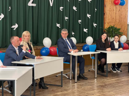 Глава Смоленска встретился с семьями военных в гимназии №4