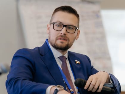 Лекарства, ЖКХ, пенсии детям-инвалидам. Смоленский сенатор Руслан Смашнёв рассказал о новых законах