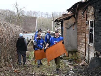 Смолянке помогли разобрать сгоревший дом