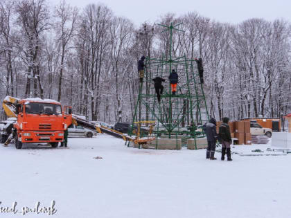 На центральной площади Смоленска начался монтаж главной городской ёлки