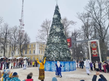 В Смоленске открыли главную городскую елку