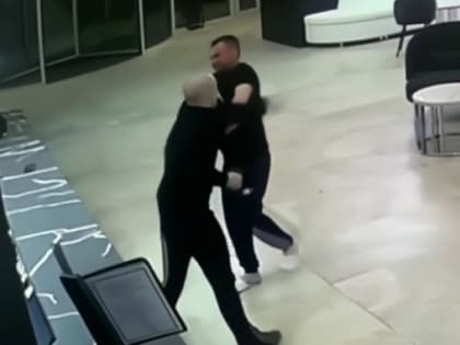 В Смоленске охранник одного из отелей избил постояльца - соцсети