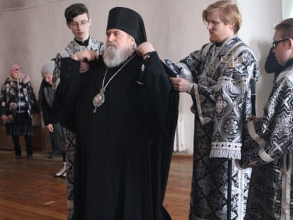Епископ Вяземский и Гагаринский Сергий возглавил служение Великого повечерия с чтением первой части Великого покаянного канона преподобного Андрея Критского