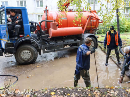 В Смоленске ведут прочистку ливневой канализации