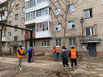 Депутат горсовета дал старт субботникам на округе