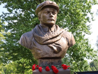 В Смоленске открыли памятник летчику Михаилу Ефимову