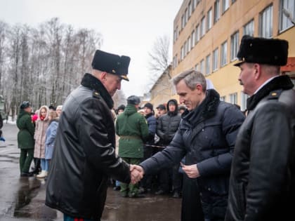 Василий Анохин вручил награды отразившим атаку дронов на Смоленск курсантам