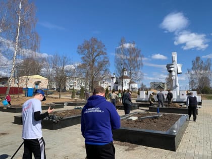 Смоленские молодогвардейцы провели субботник на территории мемориала