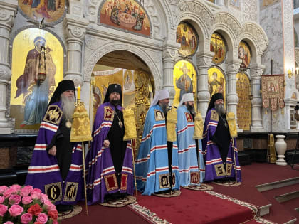 Праздничная Божественная литургия в день престольного торжества в Храме-Памятнике на Крови г. Екатеринбурга