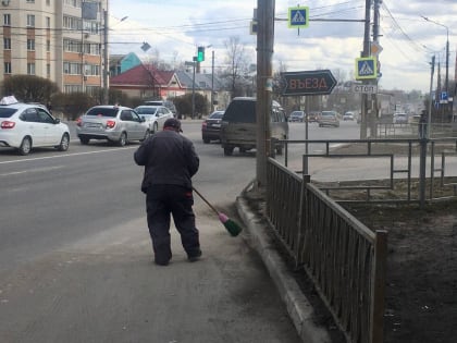 «Смоленскавтодор» избавляет от грязи и пыли более 20 улиц города