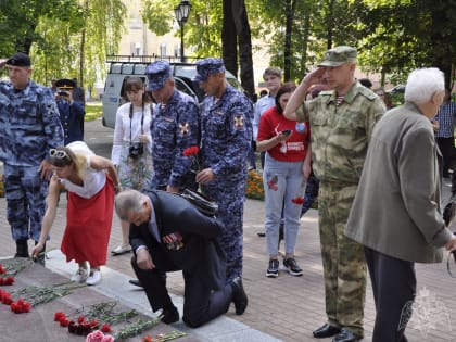 Военнослужащие, сотрудники Управления Росгвардии по Смоленской области приняли участие в акции «Мы вместе - против террора»