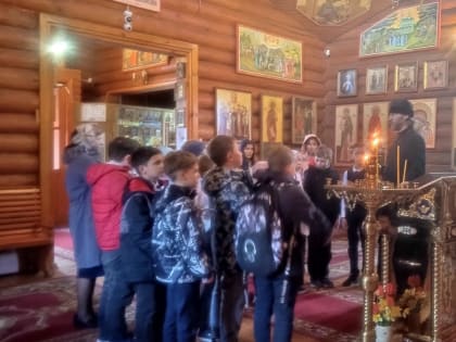 В Велиже педагоги и ученики 3-х классов с экскурсией посетили храм Кирилла и Мефодия