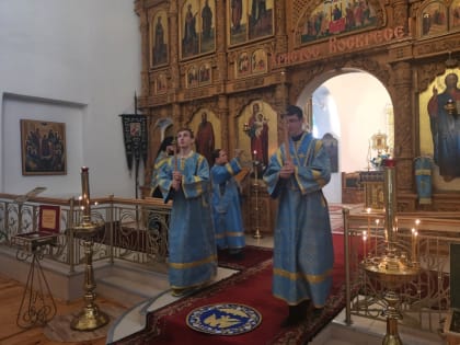 Епископ Вяземский и Гагаринский Сергий совершил Всенощное бдение с чином Погребения плащаницы Пресвятой Богородицы