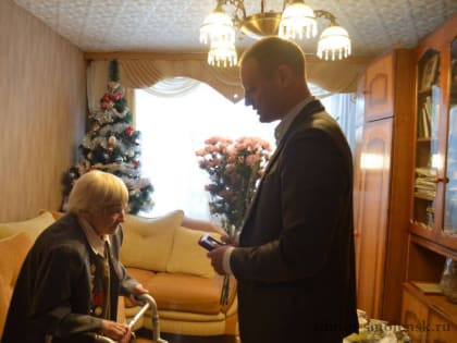 Роман Захаров наградил медалью «За оборону Ленинграда» Колтасову Галину Васильевну