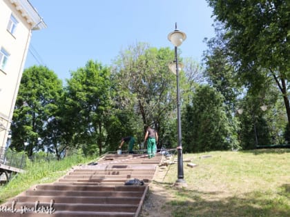 В Смоленске ремонтируют лестницу в сквере за памятником Теркину