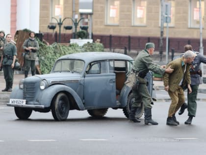 В областном центре состоялась реконструкция водружения знамени освобождения над бывшей гостиницей «Смоленск»