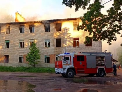 В Смоленске загорелось общежитие в военном городке