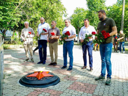 Сергей Неверов и Артём Туров взяли шефство над мемориалом времен Великой Отечественной войны в селе ДНР