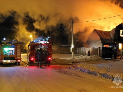 Ночью в Смоленском районе 20 спасателей тушили пожар в хозпостройке