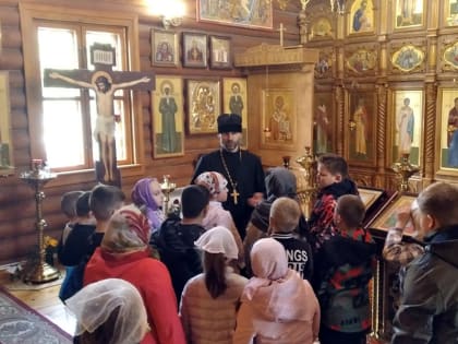 В Велиже педагоги и ученики 3-х классов с экскурсией посетили храм Кирилла и Мефодия
