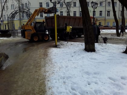 В Смоленске ведут уборку общественных территорий после зимы