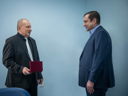 Губернатор вручил награду Виктору Дроздову