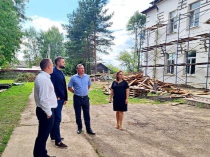 Депутат Госдумы Артём Туров осмотрел, как продвигается капитальный ремонт школ в Починковском районе