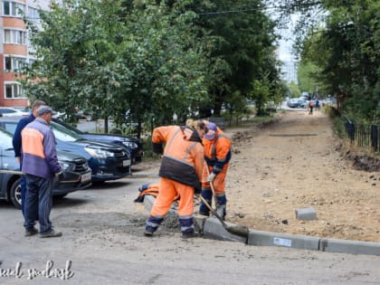 В Смоленске ведется ремонт тротуара на Аллее Энергетиков