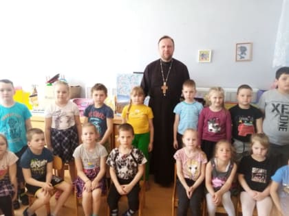 Священник встретился с воспитанниками детского сада «Одуванчик» в Демидове