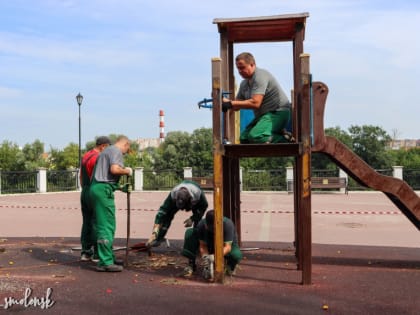 В Смоленске демонтировали старую детскую площадку на Набережной