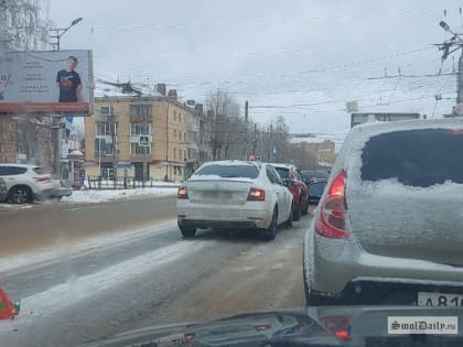 В Смоленске дорогу не поделили две легковушки