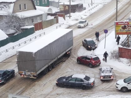 На Московском шоссе в Смоленске забуксовала фура