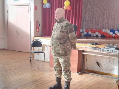 Член Совета реготделения партии СРЗП и член Совета ветеранов Олег Якушенков провел патриотический урок