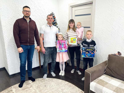 Сенатор Руслан Смашнев исполнил новогоднее желание 6-летней Ани из Смоленской области