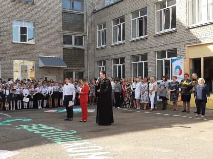 Торжественная линейка ко Дню знаний в СОШ №21 города Смоленска